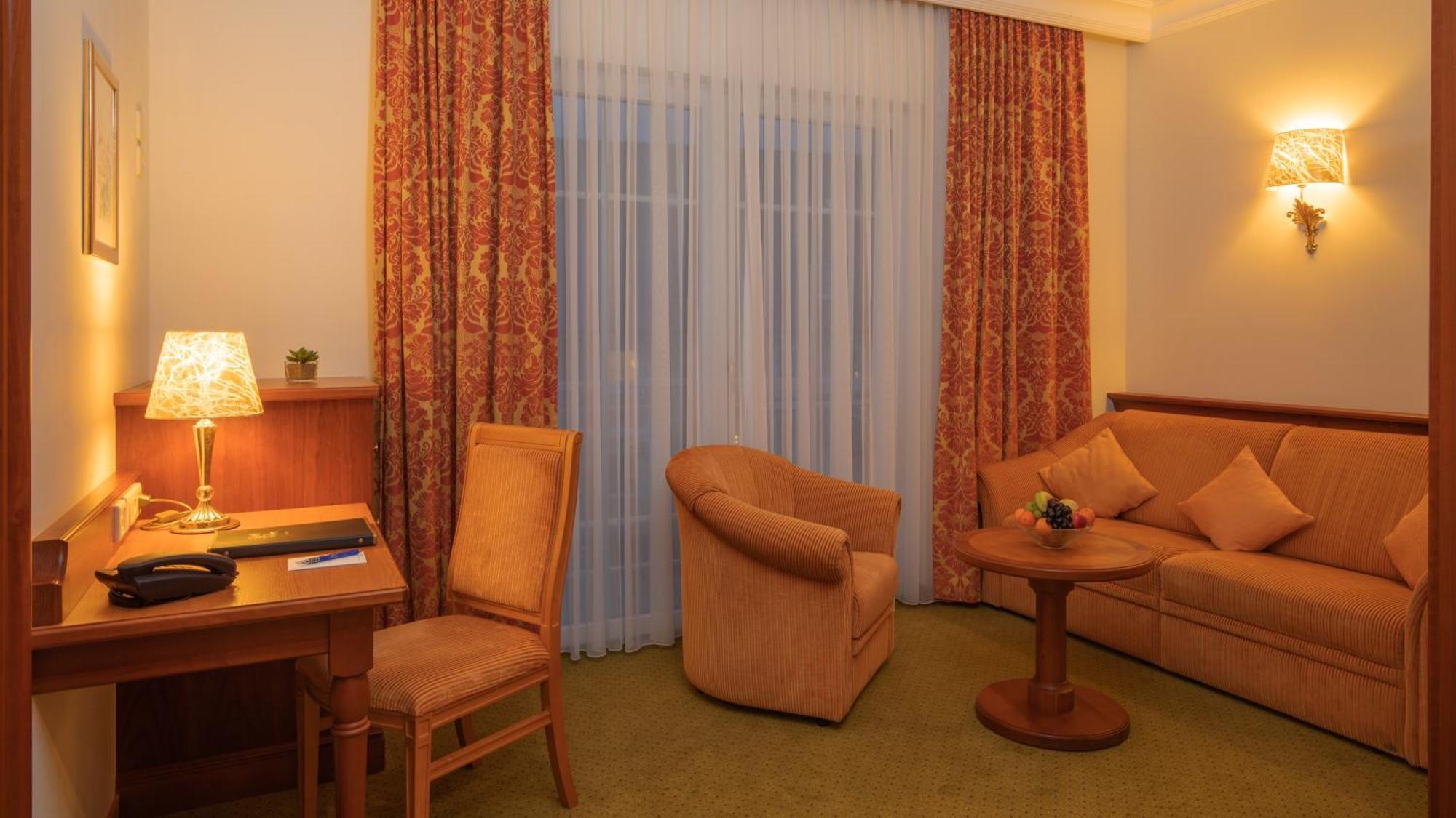 Hotel Am Schlossberg Ердінґ Екстер'єр фото