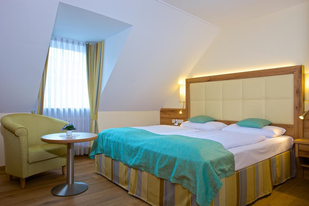 Hotel Am Schlossberg Ердінґ Екстер'єр фото